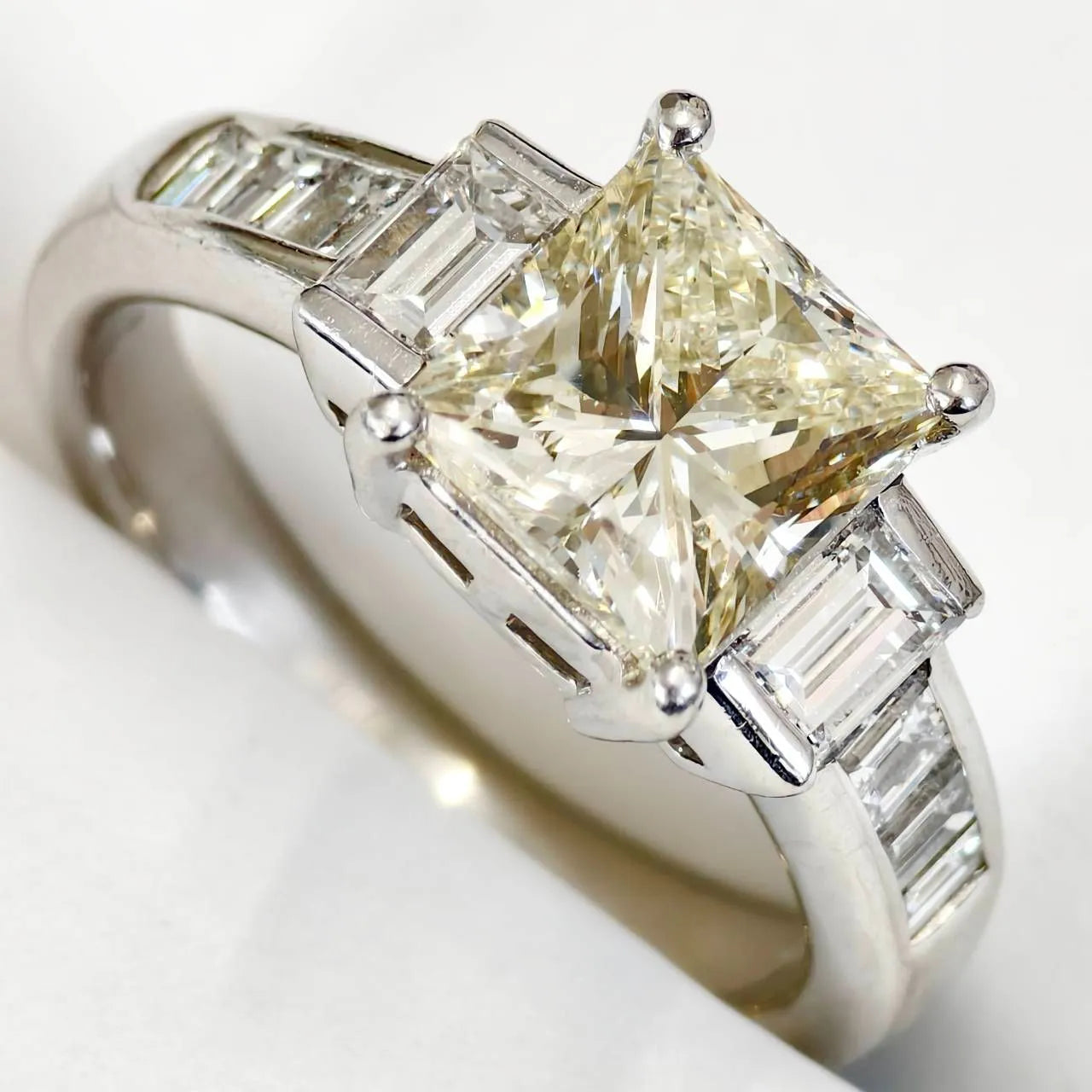 2.011ct　プリンセスカット　ダイヤモンド　リング　プラチナ　Pt900